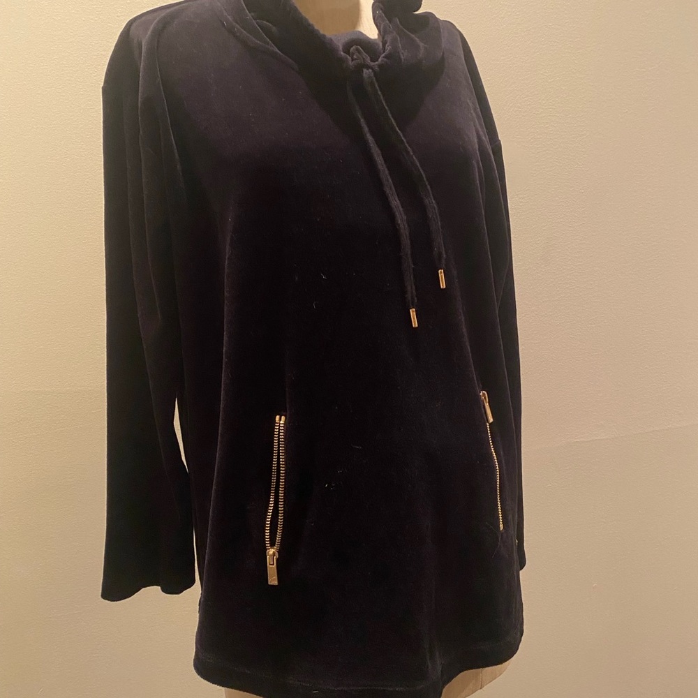 VINCE CAMUTO.  HOODIR  Large. So comfy. Great hardware 🎩